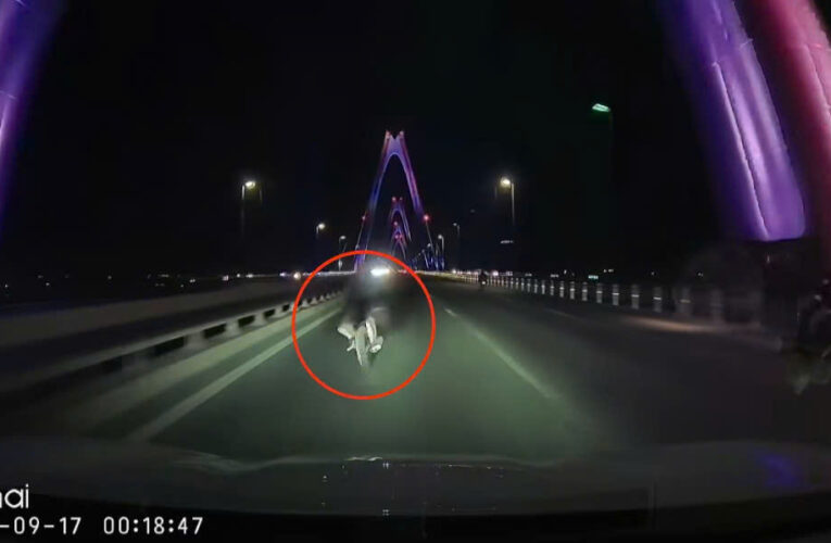 [VIDEO] Cam hành trình vụ người đi xe đạp ngược chiều trên cầu Nhật Tân varcham mạnh với ô tô con trong đêm khiến người đi xe đạp không qua khỏi