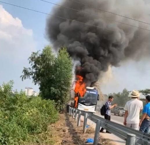 [VIDEO] Cháy xe khách ql18 Bắc Ninh – Nội Bài