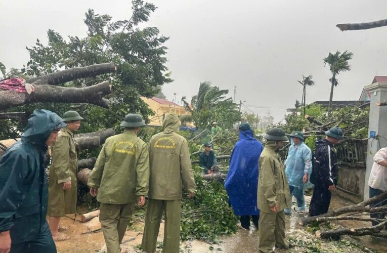 Bão số 10 Bualoi càn quét khiến 13 người ra đi mãi mãi, Bí thư thôn bị cây đè tuvong khi chống bão