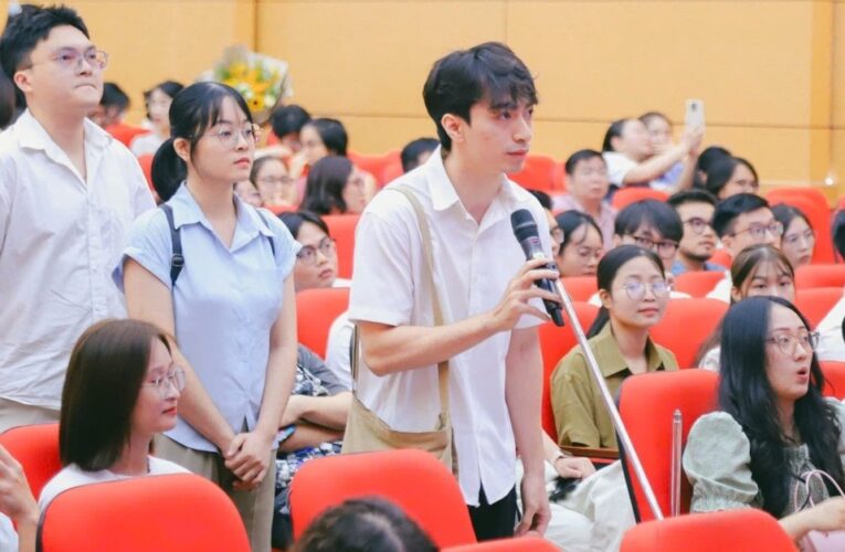 Đằng sau chiếc túi vải của bác sĩ nội trú Đại học Y Hà Nội chọn chuyên ngành “vào sinh ra tử”