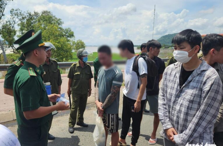 Tiếp nhận 48 công dân làm ‘việc nhẹ lương cao’ ở Campuchia về nước