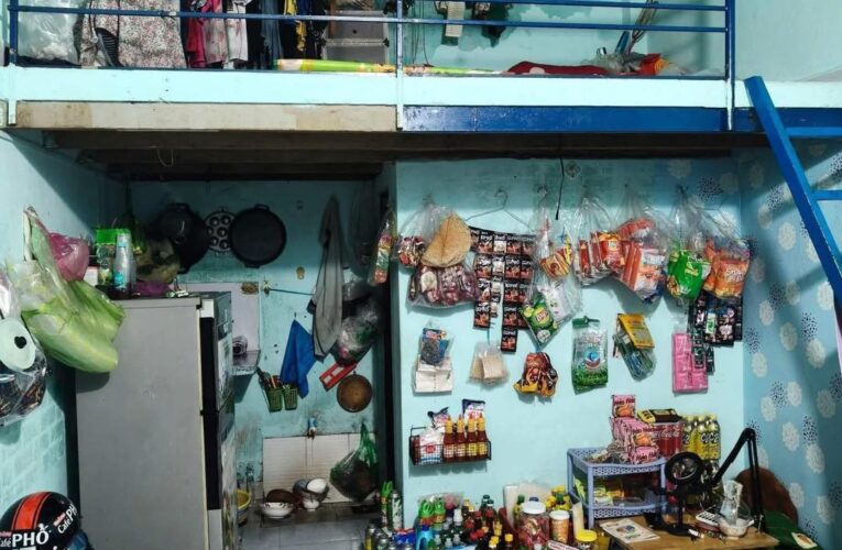 Chị H quê Bắc Cạn làm việc tại KCN Quế Võ tích trữ đồ ăn sau khi biết tin cơn bão số 11 sẽ đổ bộ vào đất liền Miền Bắc.