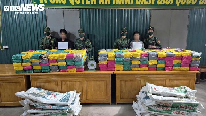 Bắt xe đầu kéo chở nửa tấn matu’y xếp chồng như gạo từ Lào vào Việt Nam