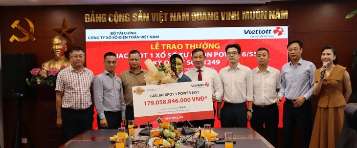 Thầy giáo ở Đà Nẵng trúng vé số độc đắc của Vietlott hơn 179 tỉ đồng