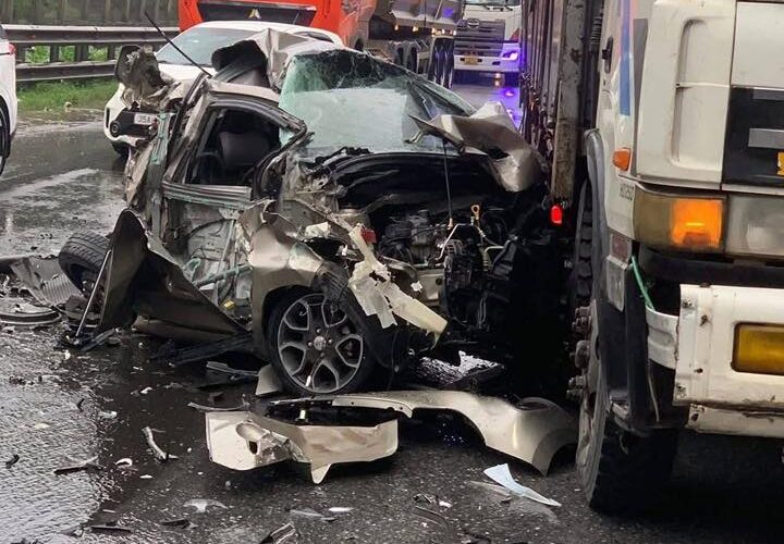 [VD] Cận cảnh tài xế chui ra như một vị thần